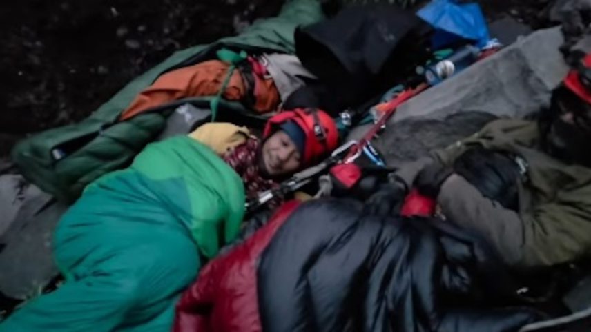 Adam, em meio a voluntários, passou a noite no penhasco em que Juliana caiu para garantir o resgate. (Foto: Reprodução/Instagram: @tyo_survival)