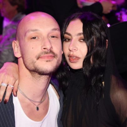 Charli XCX e George Daniel, do The 1975, se casam em Londres