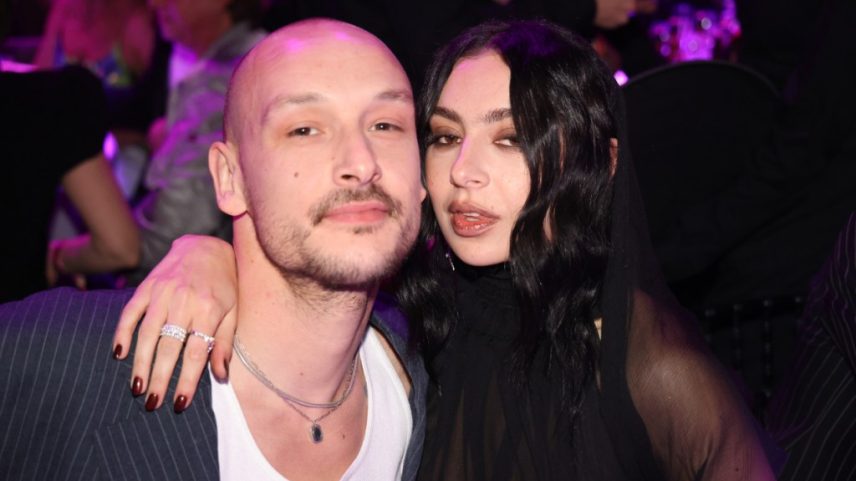 Charli XCX e George Daniel, do The 1975, se casaram em Londres. (Foto: Reprodução)