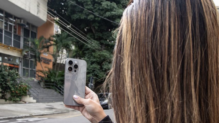 Funcionária pública teve celular roubado nas proximidades da delegacia, na Tijuca (Foto: Ana Branco/Agência O Globo)