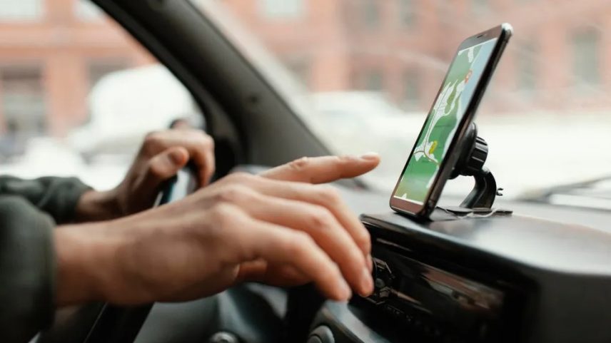 Imagem ilustrativa de motorista usando GPS no celular. (Foto: Freepik/reprodução)