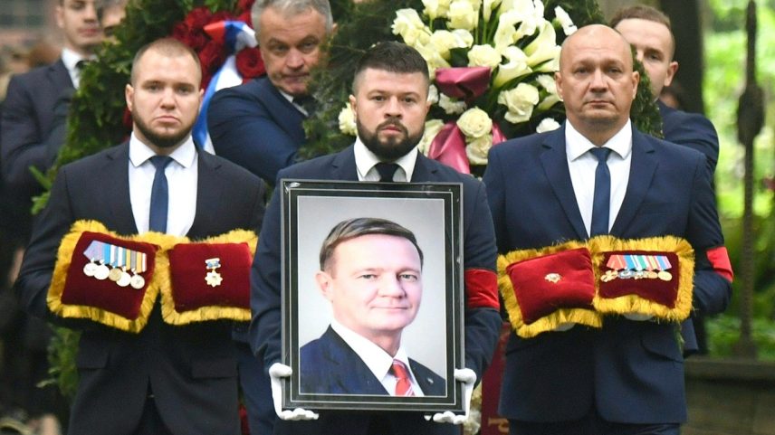 Sepultamento de Roman Starovoit aconteceu em São Petersburgo (Foto: Olga Maltseva/AFP)