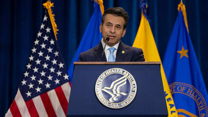 Comissário da Administração de Alimentos e Medicamentos, Marty Makary, fala em uma coletiva de imprensa sobre a remoção de corantes sintéticos do suprimento alimentar da América, na sede do Departamento de Saúde e Serviços Humanos em Washington, DC, em 22 de abril de 2025. (Foto: Nathan Posner | Anadolu | Getty Images)