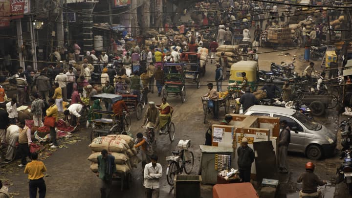 Atividade diária em Old Delhi mostra congestionamento, superpopulação e estilo de vida (Foto: Danny Lehman | The Image Bank | Getty Images)