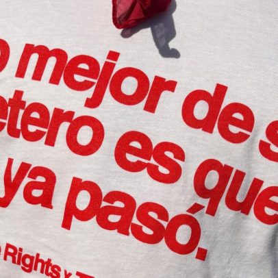 Marca de camisetas queer conquista fãs com mensagens que celebram diversidade