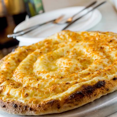 Comer pizza à noite pode causar pesadelos devido ao queijo, revela estudo científico