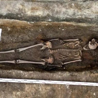 Cavaleiro medieval é descoberto enterrado sob sorveteria antiga na Polônia