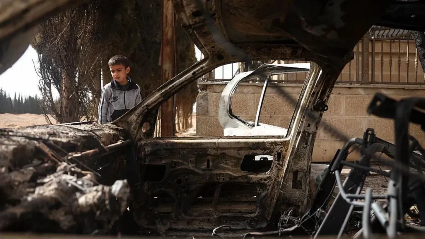 Mais de 100 pessoas foram mortas em violência sectária em um subúrbio ao sul de Damasco em abril - Foto: OMAR HAJ KADOUR/AFP via Getty Images