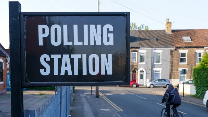 Uma placa com a inscrição "Estação de Votação" é vista durante as eleições locais em 1º de maio de 2025 em Hull, Inglaterra. Eleitores em toda a Inglaterra elegerão quatro prefeitos regionais e 1.750 conselheiros na quinta-feira, 1º de maio de 2025. (Foto: Ian Forsyth/Getty Images)