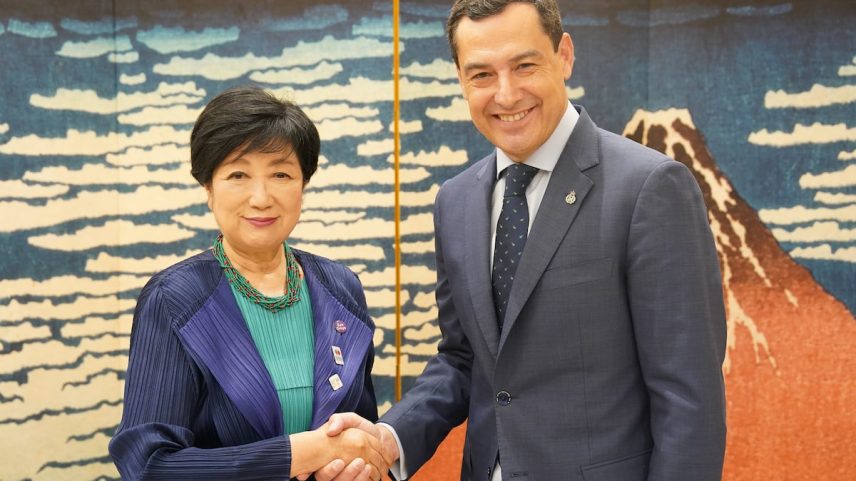 A governadora de Tóquio, Yuriko Koike, e o presidente da Junta de Andaluzia, Juan Manuel Moreno, nesta segunda-feira durante sua reunião na capital do Japão. (Foto: Junta de Andalucía)
