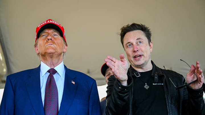 Elon Musk conversa com o presidente eleito dos EUA, Donald Trump, enquanto assistem ao lançamento do sexto voo de teste do foguete SpaceX Starship em 19 de novembro de 2024, em Brownsville, Texas. (Foto: Brandon Bell | Getty Images News | Getty Images)