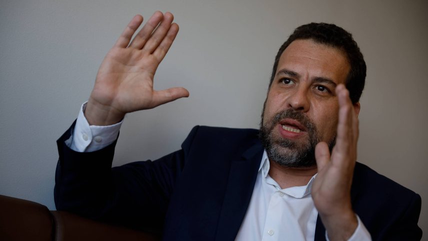 Deputado federal Guilherme Boulos (PSOL-SP), em entrevista à Folha em seu gabinete na Câmara dos Deputados (Foto: Pedro Ladeira/Folhapress)