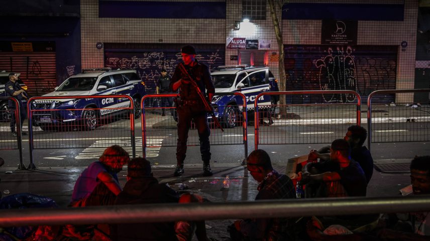 Dependentes químicos são abordados por guardas-civis metropolitanos na região do elevado Presidente João Goulart (Foto: Bruno Santos - 22.mai.25/Folhapress)