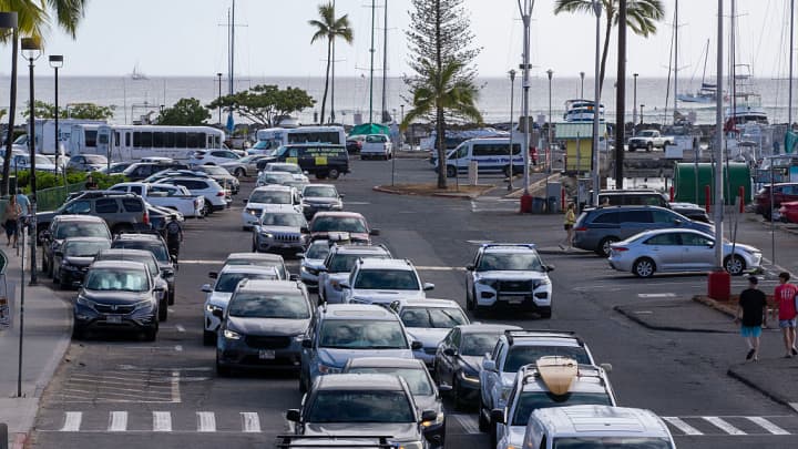 Moradores e visitantes se viram presos no trânsito enquanto tentavam deixar o Ala Wai Harbor, Waikiki, Oahu, Havai, em 29 de julho de 2025, após um terremoto na costa do Extremo Oriente da Rússia ter provocado alertas de tsunami. (Foto: Eugene Tanner | Afp | Getty Images)