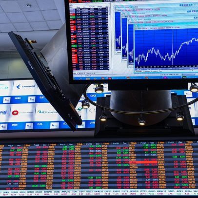 Ibovespa inicia pregão em leve queda com tensões políticas e comerciais em destaque