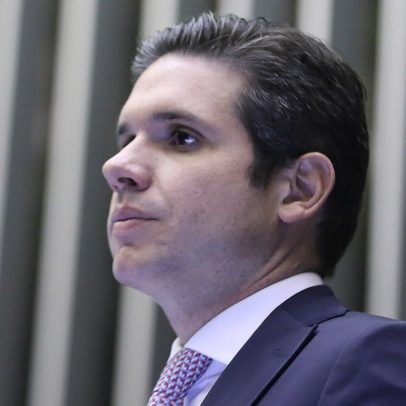 Filho de Bolsonaro é marginalizado por acusações de traição à pátria