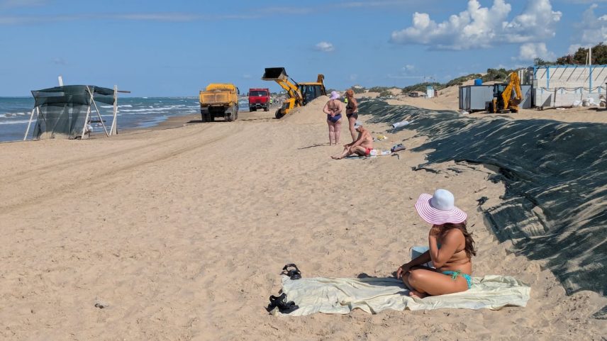 Uma das praias de Anapa em que se seguem limpando os restos do vertido de dezembro. (Foto: Javier Cuesta)