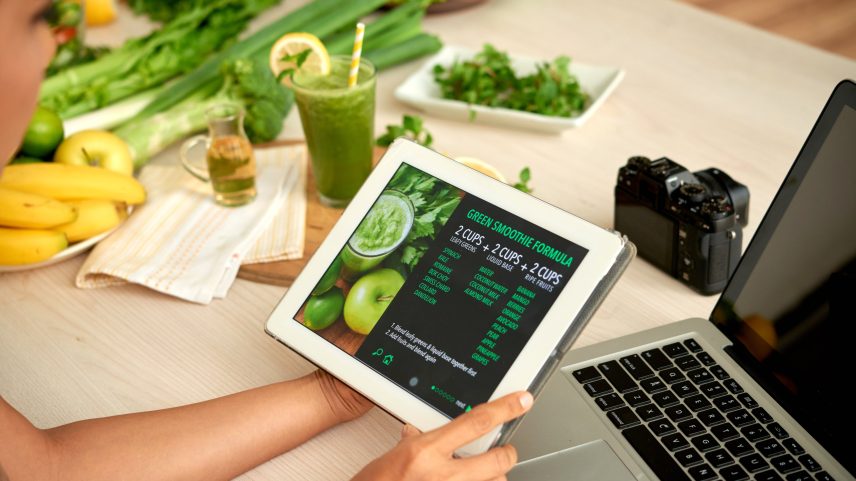 Mulher lendo fórmula de smoothie verde em tablet digital (Foto: Freepik)
