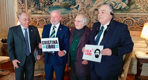 Presidente Lula posa com placa 'Cristina Libre' em visita ao país vizinho (Foto: Redes sociais/Divulgação)
