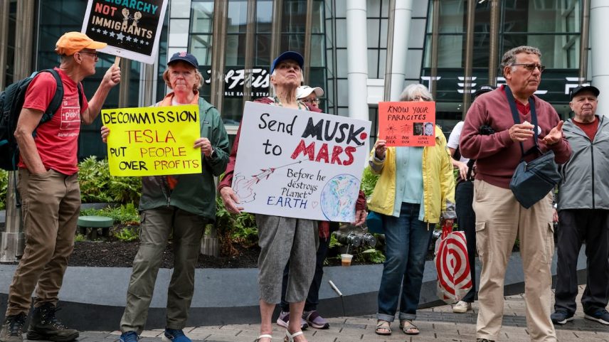 Protesto contra Elon Musk no dia 28 de junho, dia de seu aniversário, em frente a um concessionário da Tesla em Boston. (Foto: Taylor Coester/REUTERS)