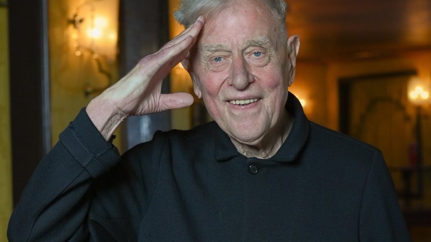 Claus Peymann no Renaissance Theater de Berlim, maio de 2022, dias antes de voltar ao palco por seu 85º aniversário. (Foto: picture alliance (dpa/picture alliance via Getty I))