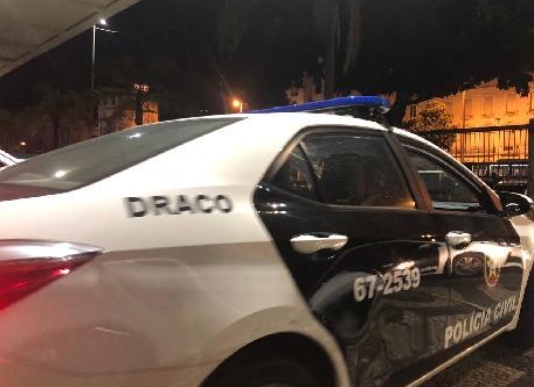 Suspeitos detidos pela Polícia Civil do Rio tinham em posse 18 celulares roubados (Foto: Policia Civil/Reprodução)