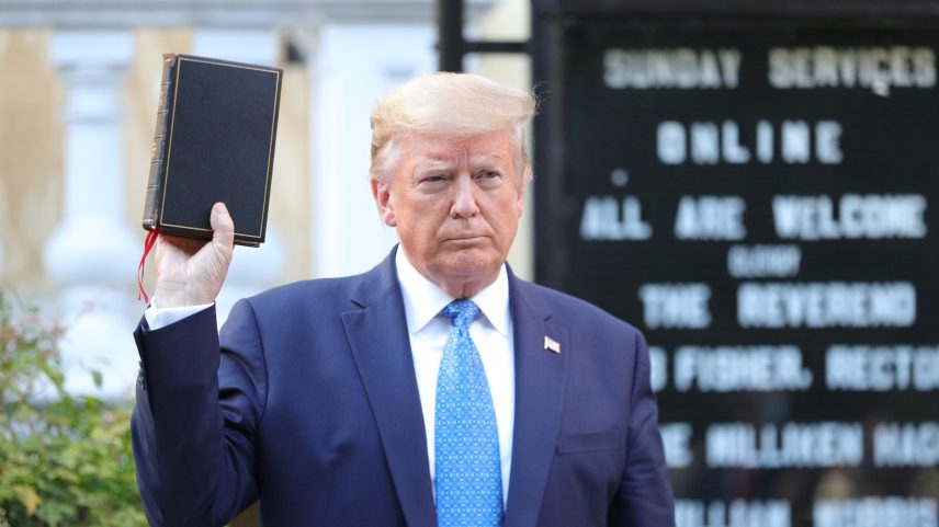 O presidente dos EUA, Donald Trump, segura uma Bíblia enquanto fica em frente à Igreja Episcopal de São João em frente à Casa Branca (Foto: TOM BRENNER/REUTERS)