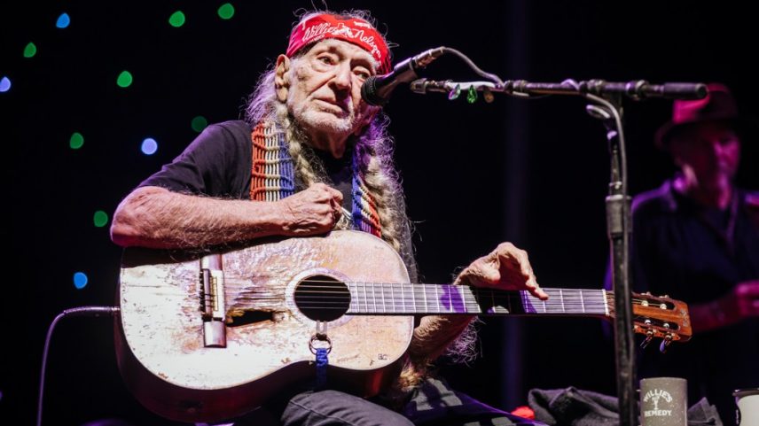 O festival Outlaw Music Tour, co-estrelado por Willie Nelson e Bob Dylan, está temporariamente suspenso após uma forte tempestade danificar equipamentos. (Foto: Reprodução)