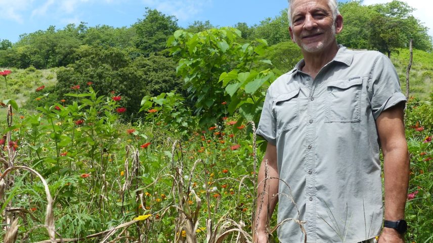 Eduard Müller, o reitor da Universidade para a Cooperação Internacional (UCI) da Costa Rica, em junho no rancho Kosmos em Río Seco (Costa Rica). (Foto: Ángeles Lucas)
