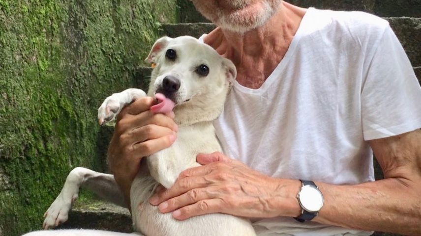 Jean-Claude Bernardet e sua cachorra Baleia: cineasta morreu aos 88 anos, em São Paulo (Foto: Divulgação)