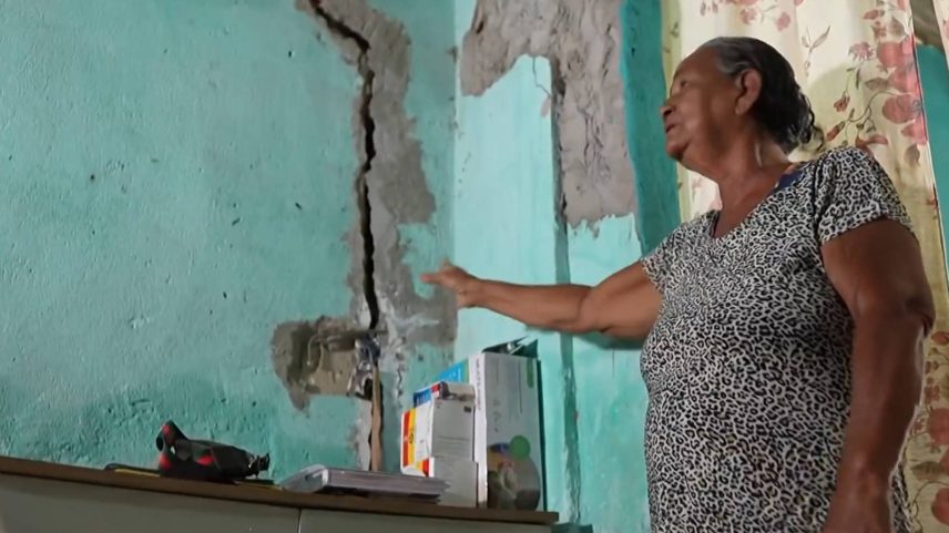 Moradora mostra rachadura em parede de sua casa no bairro Bom Parto, em Maceió (Foto: Reprodução/TV Globo)