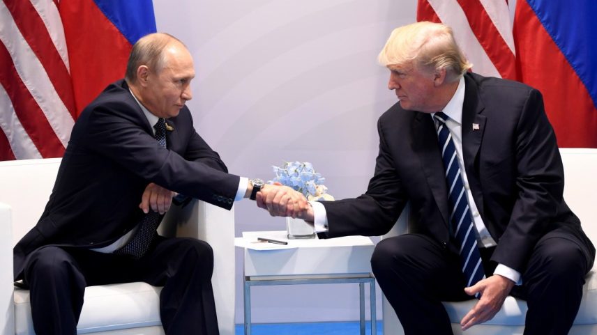 Presidente da Rússia, Vladimir Putin, aperta a mão do presidente dos EUA, Donald Trump, em reunião do G20, em 2017 (Foto: SAUL LOEB / AFP/GETTY IMAGES)