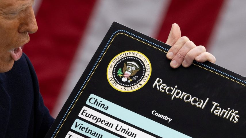 Donald Trump, no dia 2 de abril, exibe a tabela com os aranceles por países, liderada por Japão e União Europeia. (Foto: Carlos Barria/REUTERS)