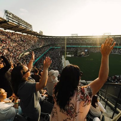 Multidão se reúne em estádio e 6.500 pessoas se entregam a Jesus nos EUA