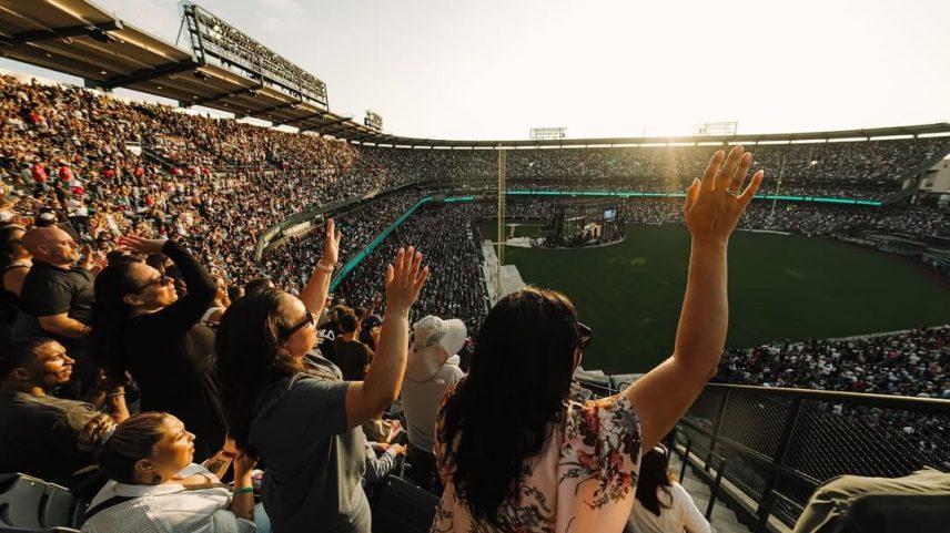 Cruzada Anual da Colheita lotou o Angel Stadium, na Califórnia. (Foto: Instagram/greglaurie)