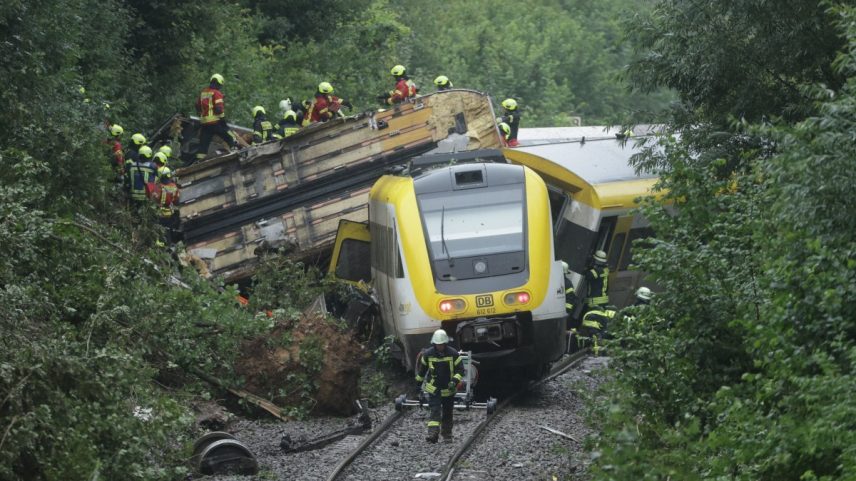 Trem com passageiros sofre acidente na Alemanha (Foto: AFP)