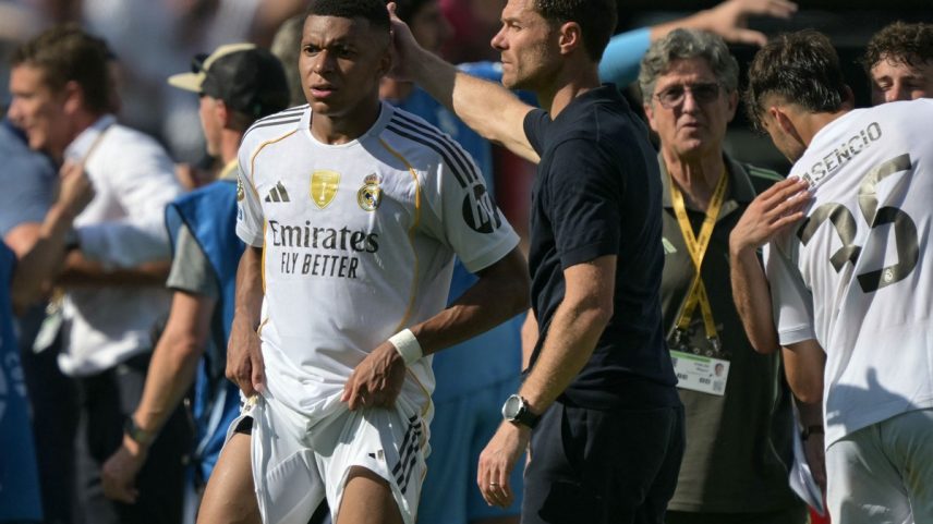 Xabi Alonso consola Mbappé após o Real Madrid ser goleado pelo PSG (Foto: Juan Mabromata/AFP)