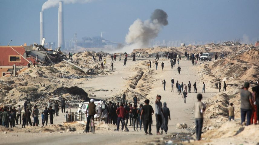 Palestinos no aguardo da entrega de ajuda humanitária na Faixa de Gaza. No sul do território palestino, mortes causadas por soldados israelenses em centros de distribuição são frequentes (Foto: Bashar Taleb/AFP)