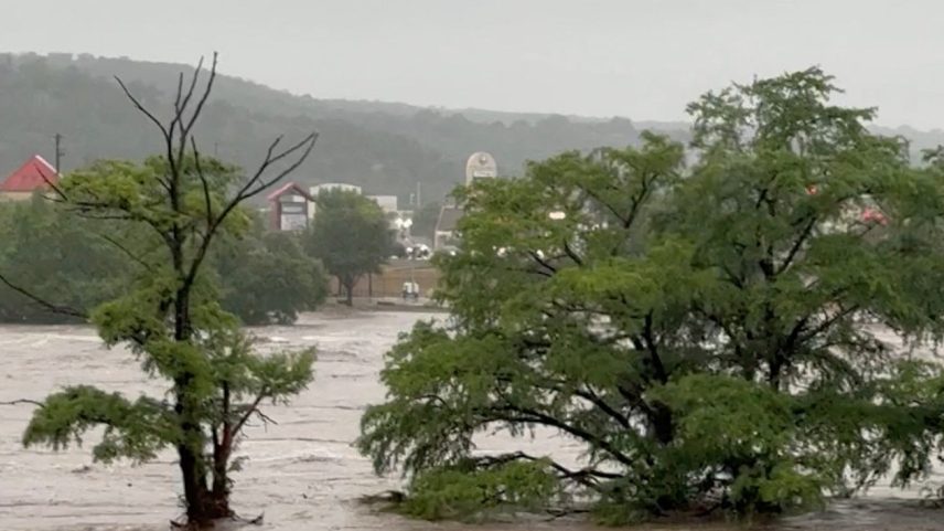 Árvores ficam parcialmente submersas depois que tempestades causaram grandes inundações no rio Guadalupe, em Kerrville, Texas, EUA (Foto: Michael Moad/Reuters)