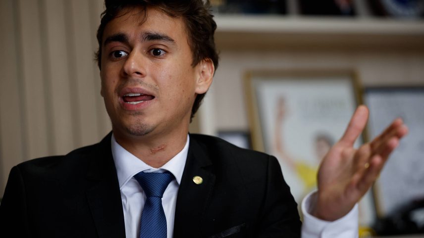 Deputado federal Nikolas Ferreira (PL-MG) durante entrevista à Folha em seu gabinete (Foto: Pedro Ladeira - 18.fev.25/Folhapress)