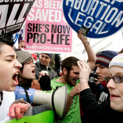 Trump adota estratégias controversas sobre aborto e votação antecipada em nova campanha