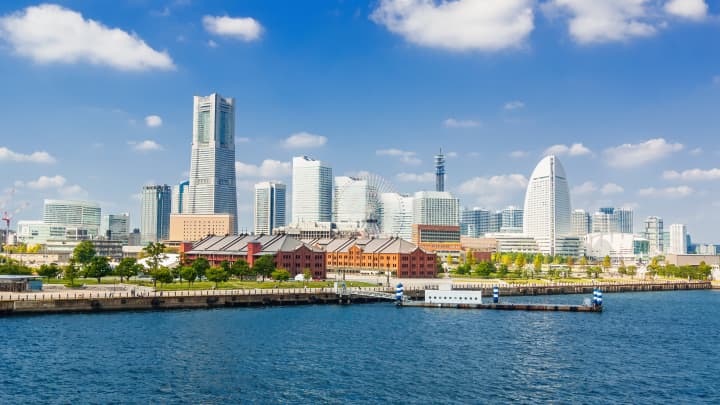O horizonte de Yokohama com a Landmark Tower, Queen's Square e a roda-gigante com o armazém Aka-Rengo Soko em um dia bonito. (Foto: Juergen Sack | E+ | Getty Images)