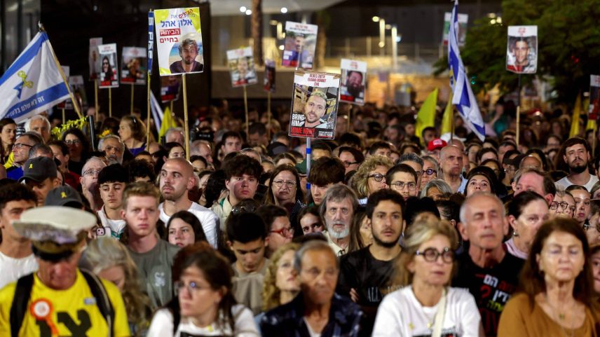 Apoiadores e familiares de sequestrados pelo Hamas durante protestos na praça dos reféns, em Tel Aviv, em maio, quando o ataque completou 600 dias (Foto: Ahmad Gharabli - 28.mai.25/AFP)