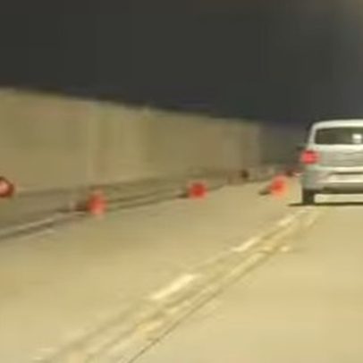 Motorista é flagrado derrubando cones intencionalmente no Elevado do Joá