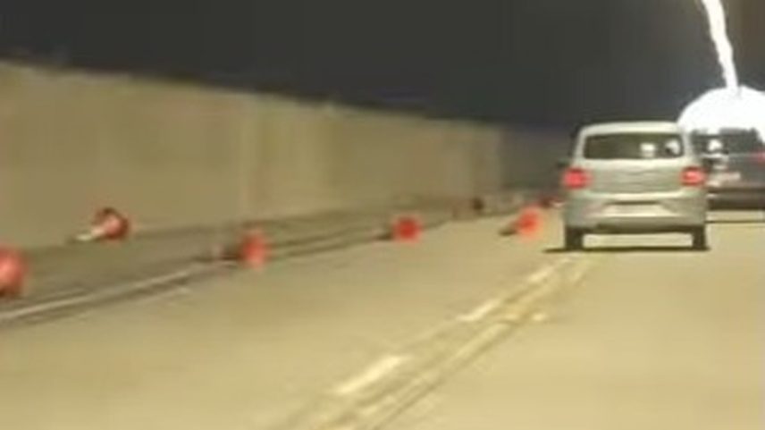 Motorista derruba diversos cones de sinalização de faixa reversível durante percurso no Elevado do Joá (Foto: Reprodução vídeo)