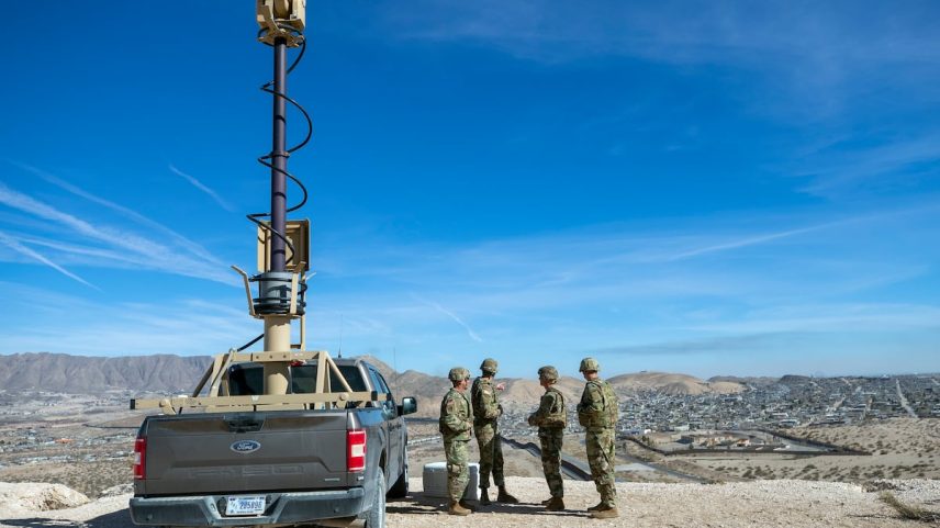 Membros do Exército dos Estados Unidos vigiam a fronteira em Sunland Park, Novo México. (Foto: Andres Leighton/AP)