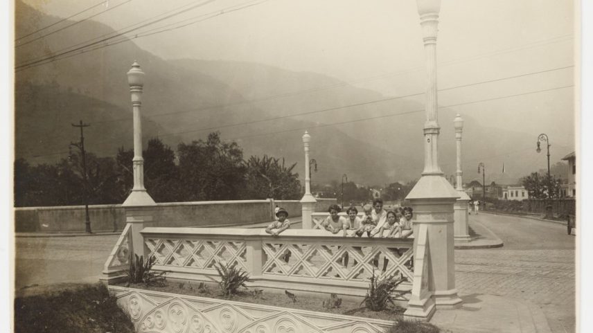 Esquina da Avenida Maracanã com a Rua Uruguai, na Tijuca, em 1925, há cem anos (Foto: Augusto Malta / Coleção Brascan Cem Anos no Brasil / Acervo Instituto Moreira Salles)