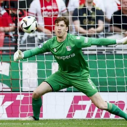 Sunderland fecha acordo de €10,5 milhões para contratar goleiro Robin Roefs