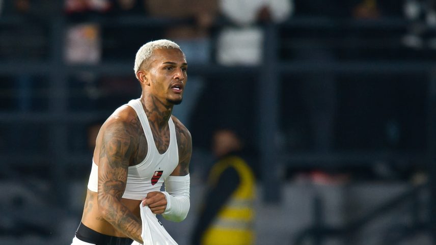 Wesley comemora gol do Flamengo contra o Bragantino (Foto: Anderson Romão/AGIF)