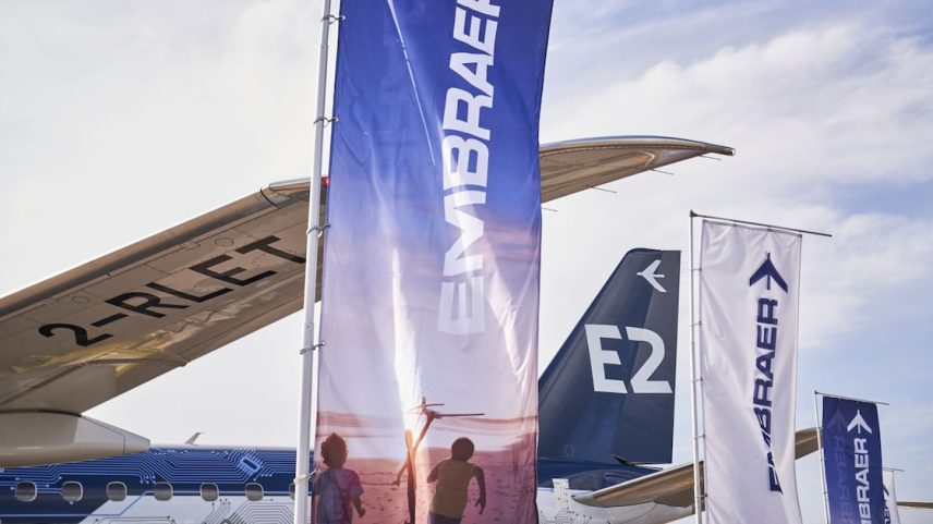 Um Embraer E190-E2 é exibido em feira global em Singapura: uma das empresas brasileiras atendidas pelo Citi (Foto: Lauryn Ishak/Bloomberg)